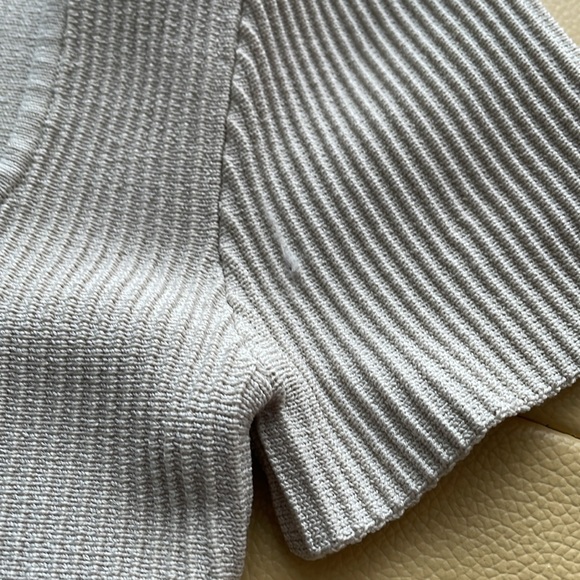 ✨SOLD ✨ Aritzia Cropped Top (Sculpt Knit) - XS - Picture 6 of 7